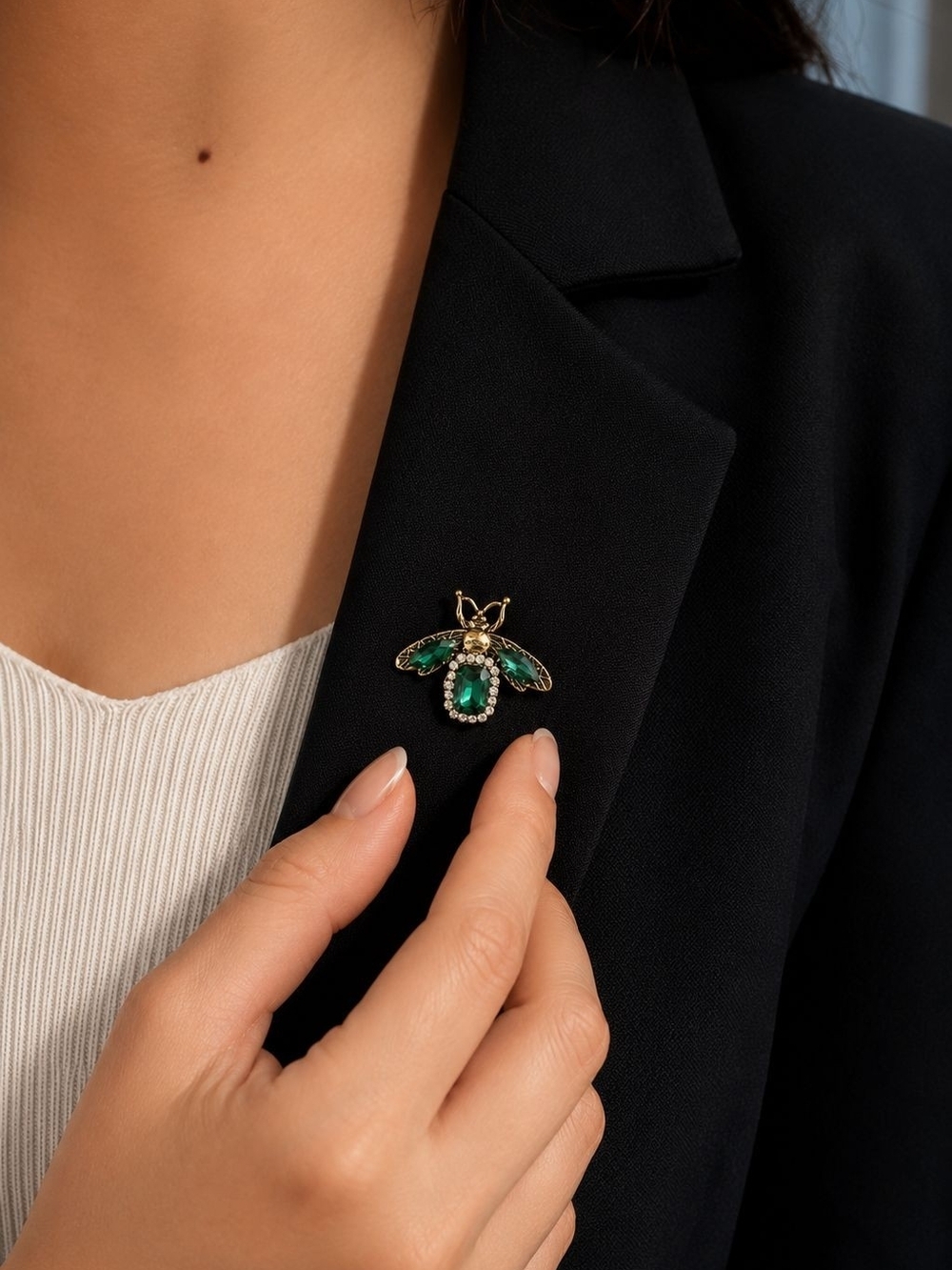 Gold Bee Brooch with Emerald Green Stones - Picture 3 of 8